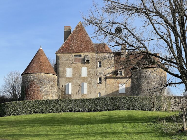 Château de Verneuil: Medieval Fortified Castle in France