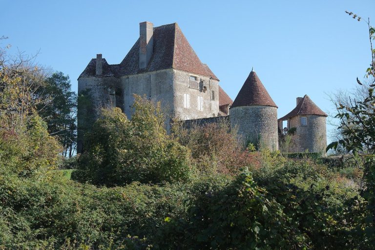 Château de Verneuil: Medieval Fortified Castle in France