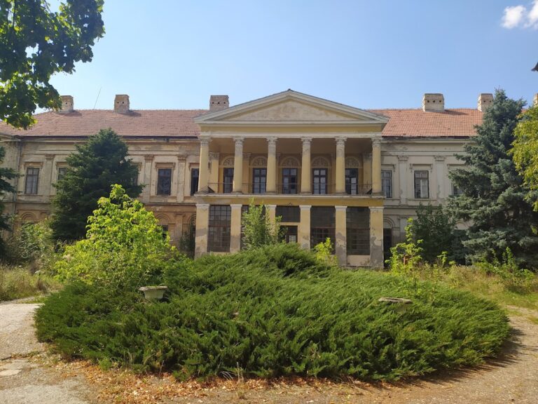 Karácsonyi Mansion: A 19th-century Neoclassical Country House in Novo Miloševo