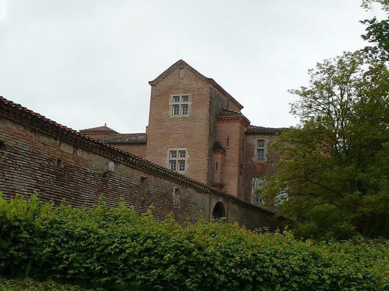Lastouzeilles Castle: A Historic Residence in Palleville, France