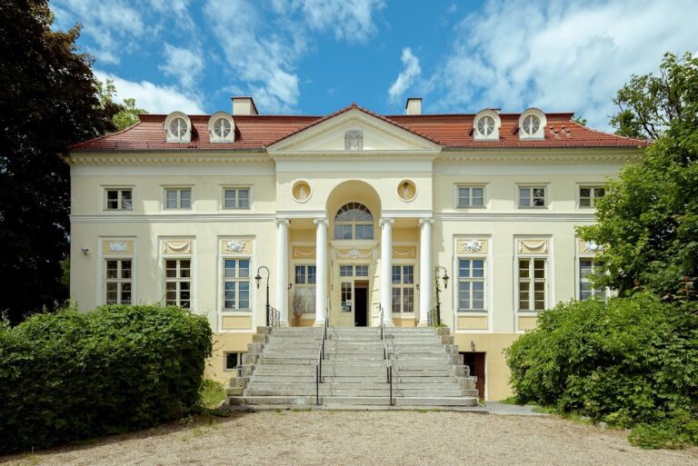 Palace in Samotwór: A Classicist Residence and Historic Estate