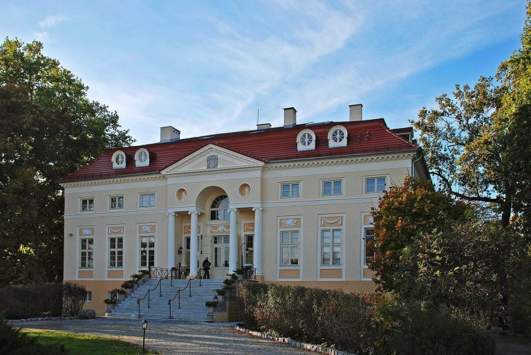 Palace in Samotwór: A Classicist Residence and Historic Estate