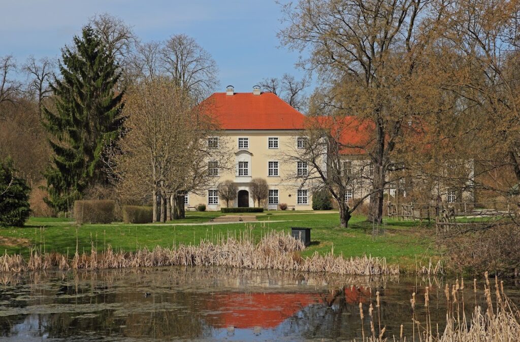 Schloss Alt Madlitz: Finck von Finckenstein Manor House in Germany 1 Schloss Alt Madlitz