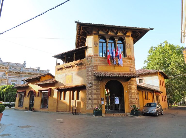 Galleria Warowland: A Neo-Gothic Gallery and Spa Administration Building in Italy