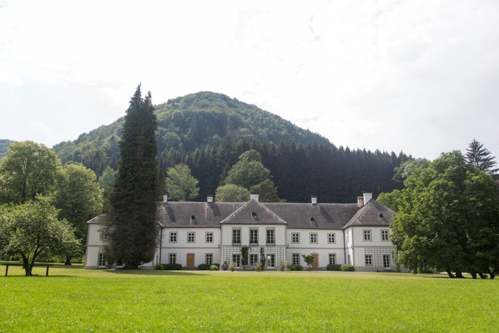 Schloss Ginselberg: An Industrial Estate Transformed into a Castle 1 Schloss Ginselberg