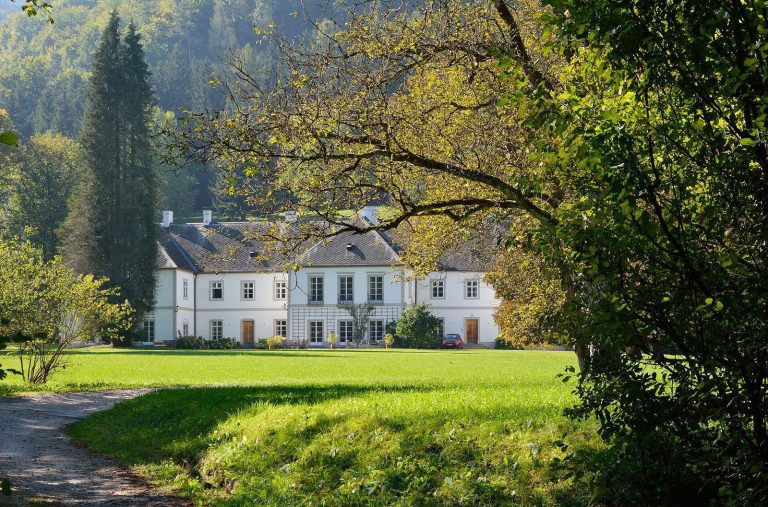 Schloss Ginselberg: An Industrial Estate Transformed into a Castle