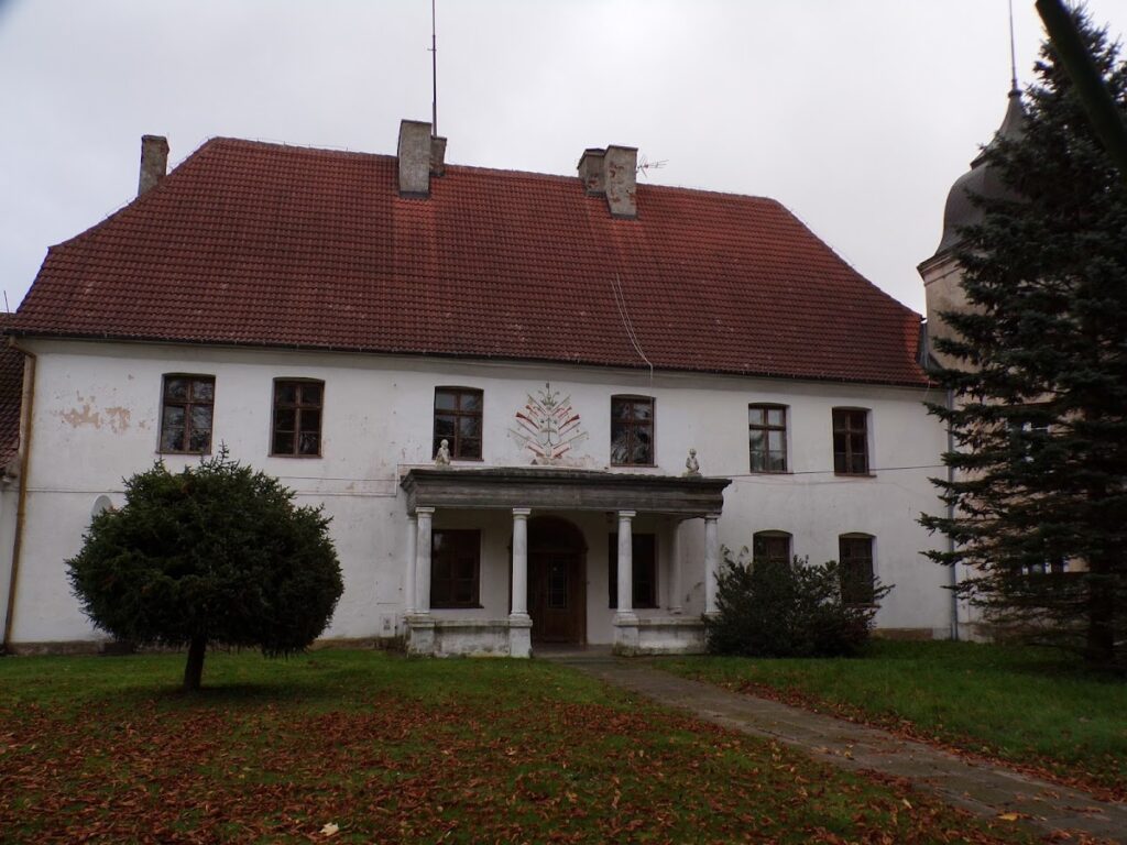 Manor house in Charbrowo: A Historic Pomeranian Estate 1 Manor house in Charbrowo