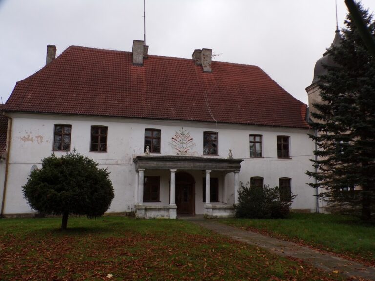 Manor house in Charbrowo: A Historic Pomeranian Estate