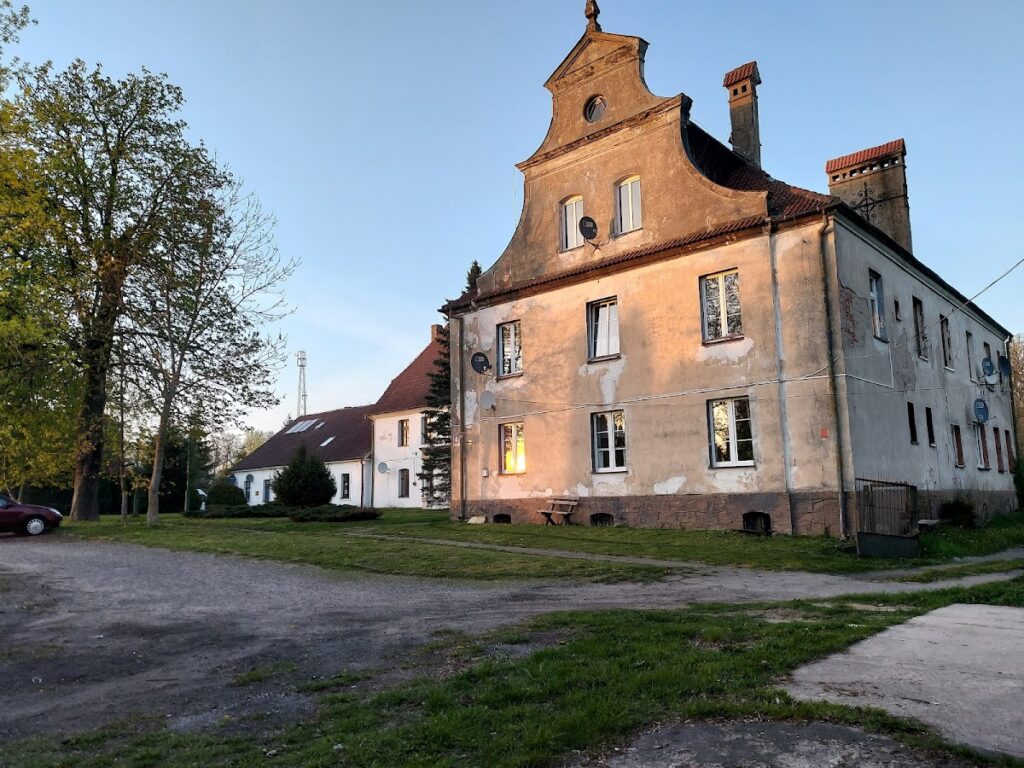 Manor house in Charbrowo: A Historic Pomeranian Estate 2 Manor house in Charbrowo