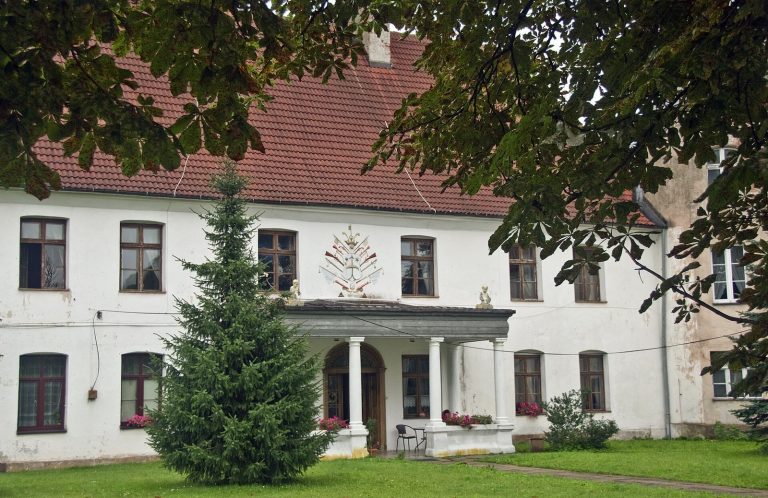 Manor house in Charbrowo: A Historic Pomeranian Estate