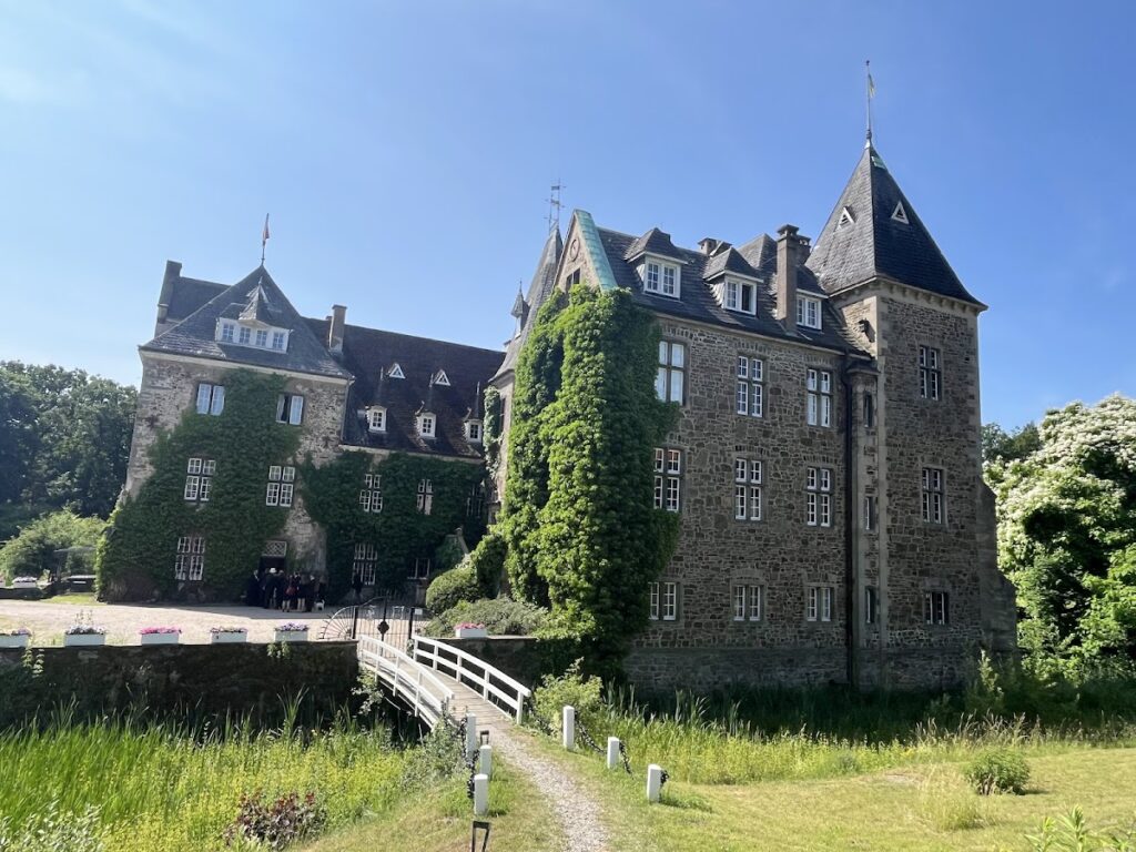 Höllinghofen Castle: A Moated Estate in Arnsberg, Germany 1 Höllinghofen Castle