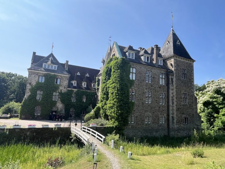 Höllinghofen Castle: A Moated Estate in Arnsberg, Germany