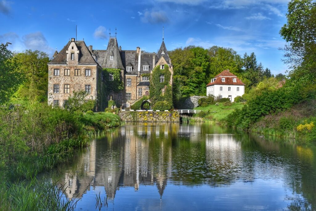 Höllinghofen Castle: A Moated Estate in Arnsberg, Germany 2 Höllinghofen Castle