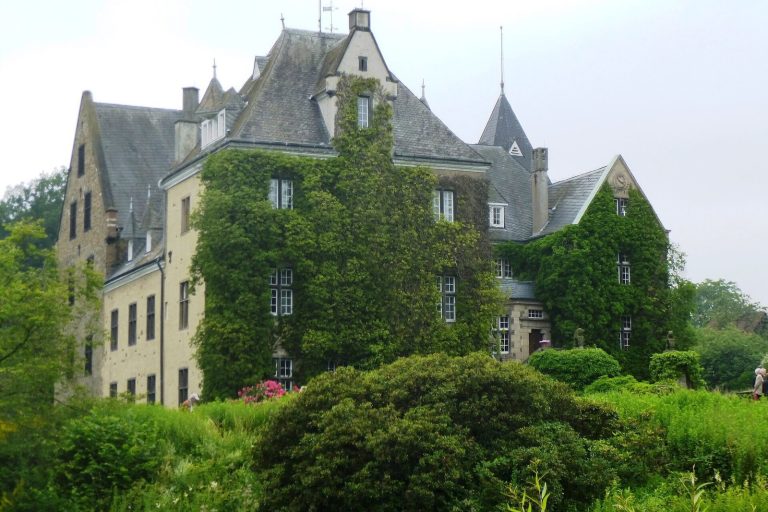 Höllinghofen Castle: A Moated Estate in Arnsberg, Germany