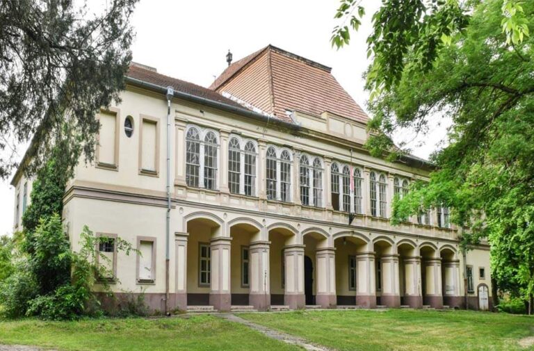 Château Servijski, Novi Kneževac: Late-18th-Century Country Mansion and Municipal Offices