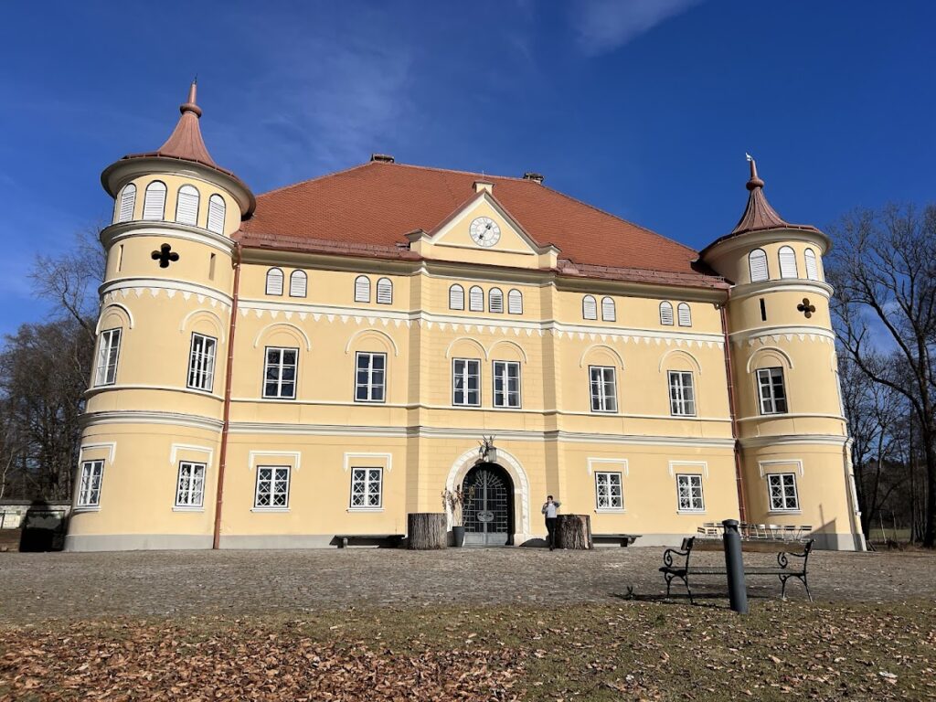 Schloss Mageregg: A Renaissance Moated Castle in Austria 1 Schloss Mageregg