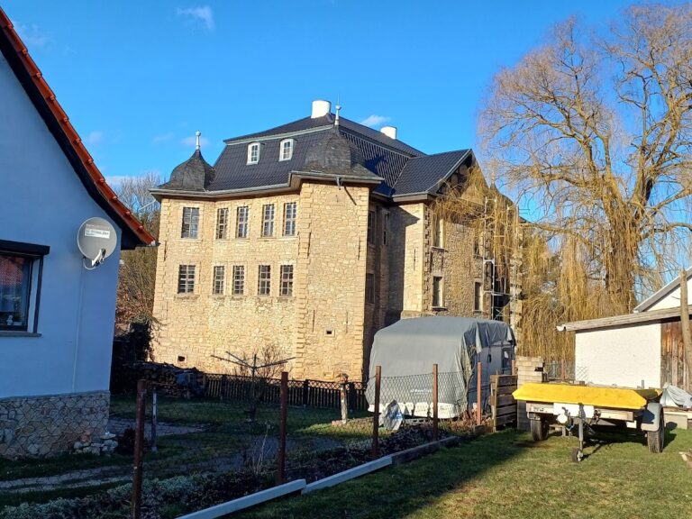 Schloss Niedergebra: A Baroque Moated Castle in Germany