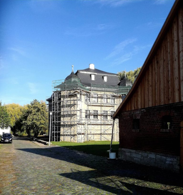 Schloss Niedergebra: A Baroque Moated Castle in Germany