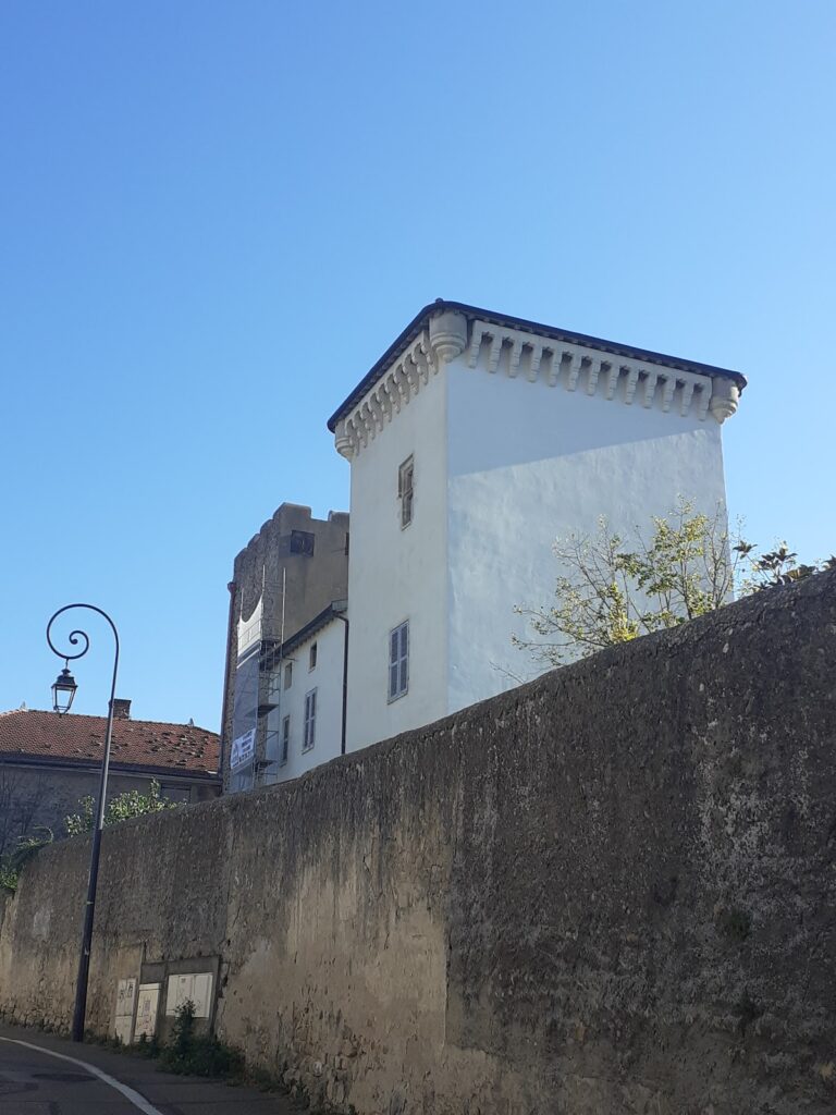 Château de Charly: Medieval Fortified Castle in France