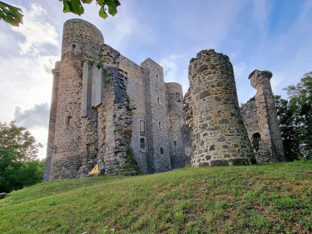 Montaigut-le-Blanc Castle: A Fourteenth-Century Fortress in France 1 château de Montaigut-le-Blanc