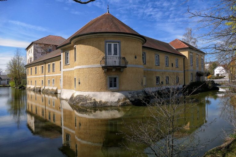 Schloss Weidenholz: A Moated Castle in Austria