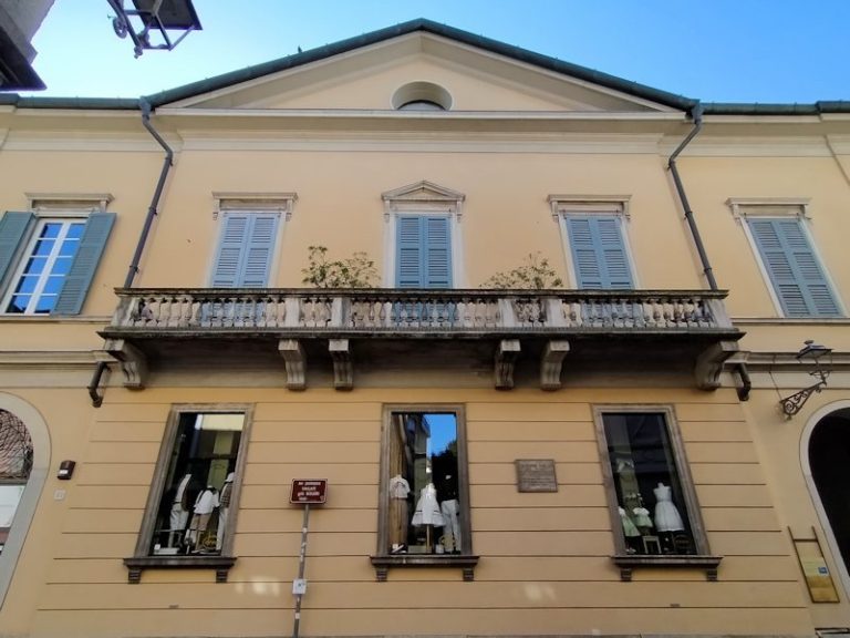 Palazzo Bisleri Vailati: A Neoclassical Residence in Crema, Italy