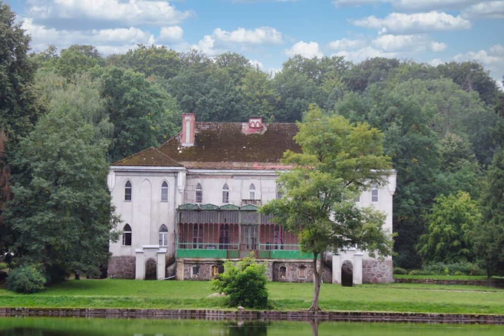 Palace in Białowąs: An Eighteenth-Century Manor House in Poland 1 Palace in Białowąs