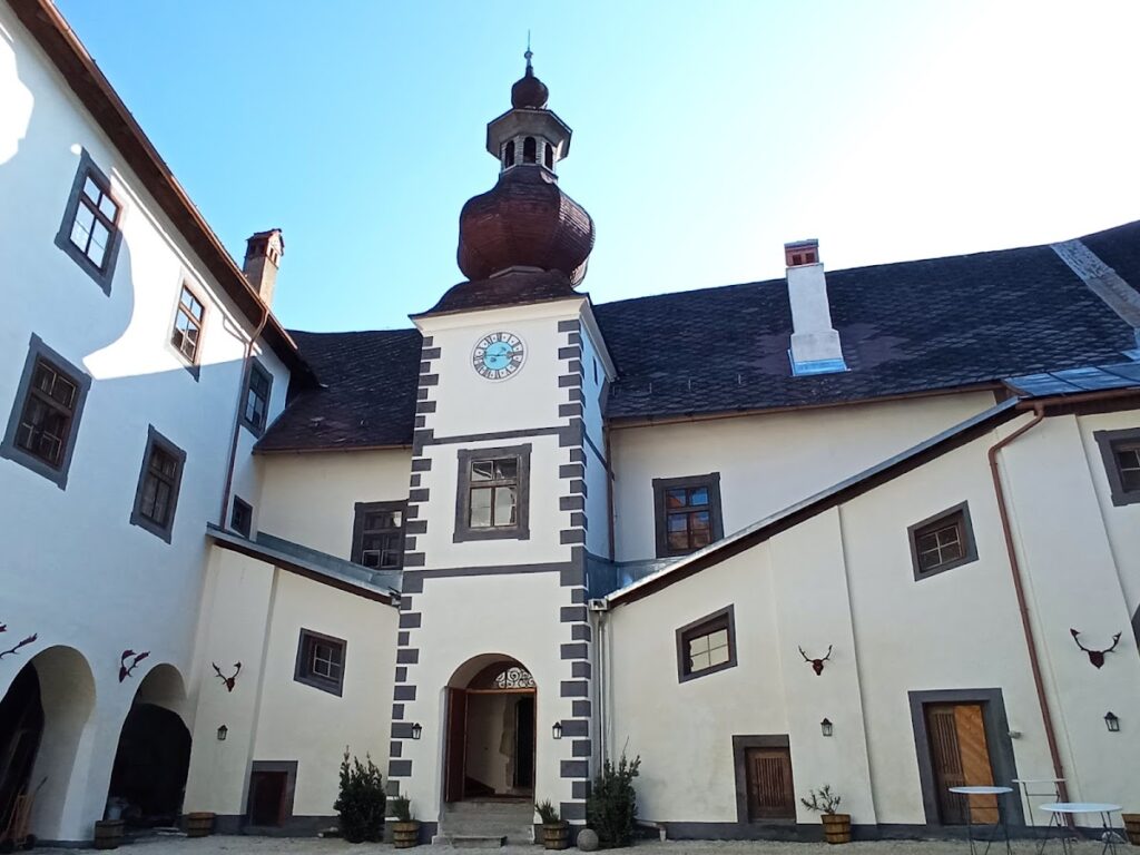 Schloss Grades: Former Administrative Castle of the Gurk Bishopric 2 Schloss Grades