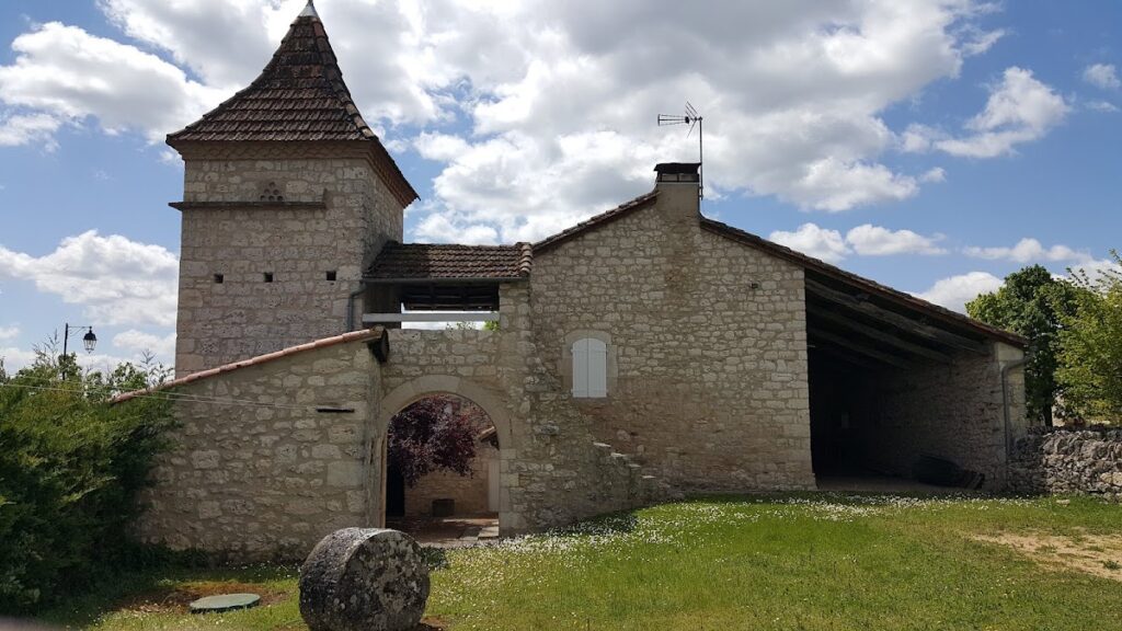 Mouzieys Castle: A Historic Defensive Outpost in France 2 château de Mouzieys