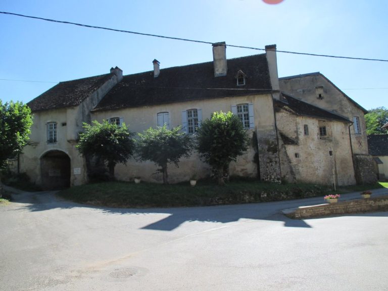 Château de Quintigny: A Medieval Fortified Manor House in France