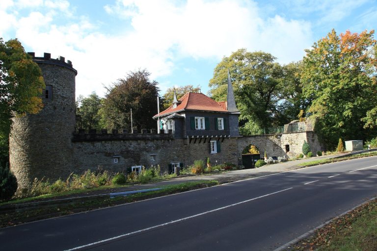Schloss Aprath: A Noble Estate and Medieval Defensive Site in Germany