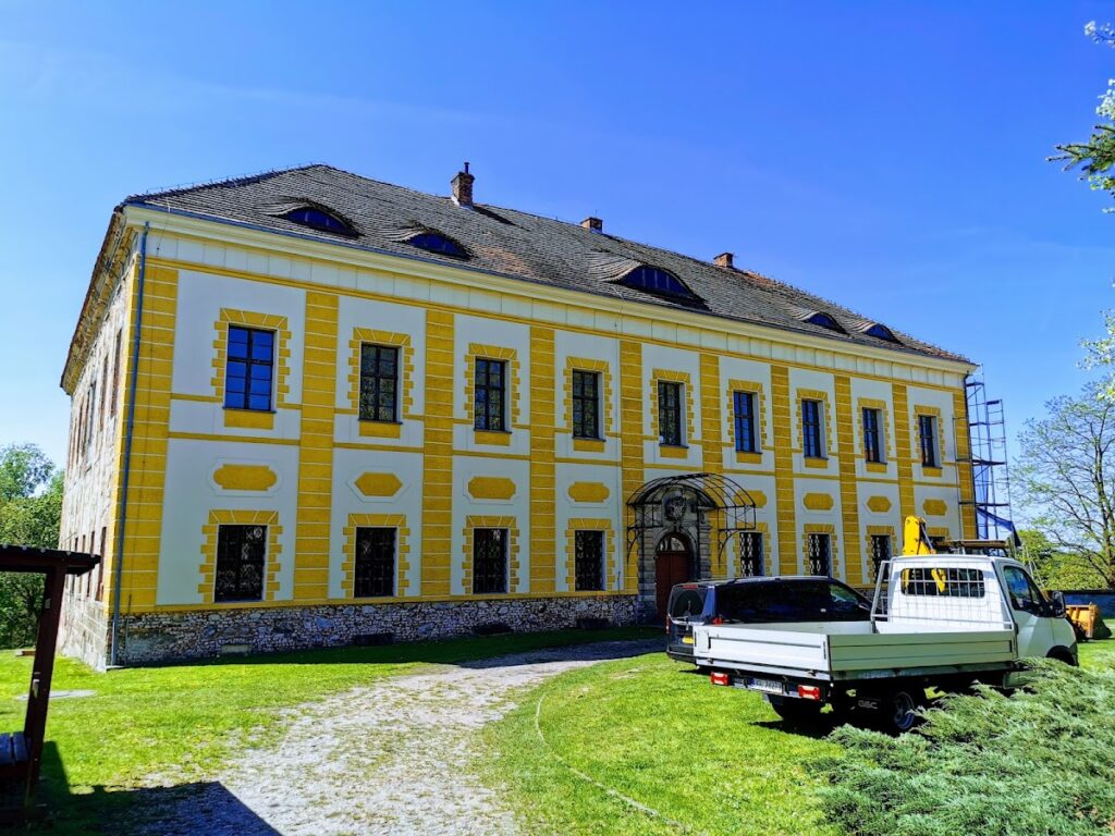 Castle in Kotla: A Baroque Residence and Manor-Farm Complex in Poland 1 Castle in Kotla