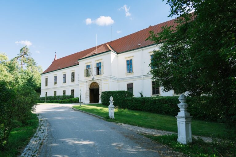 Loosdorf Castle: A Baroque Castle Complex in Austria