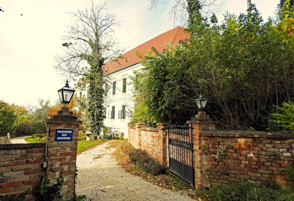 Loosdorf Castle: A Baroque Castle Complex in Austria 2 Loosdorf Castle