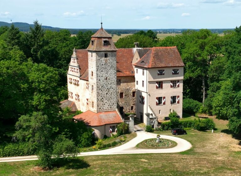 Altenmuhr Castle: A Medieval Moated Castle in Germany