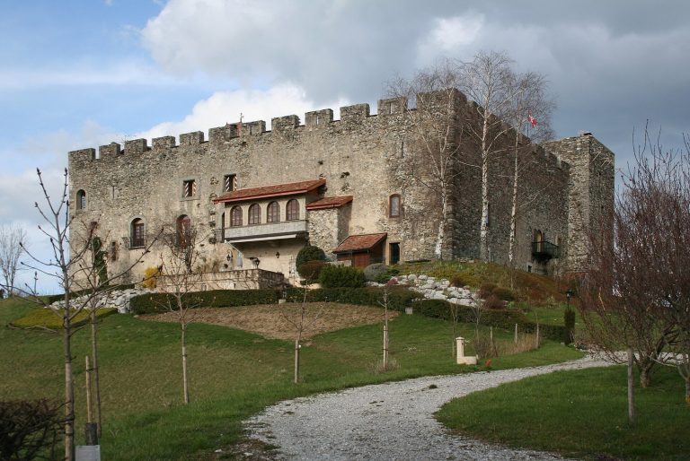 Château de Larringes: A Former Medieval Fortified Residence in France