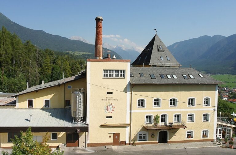 Neustarkenberg: Medieval Castle and Palace Complex in Austria