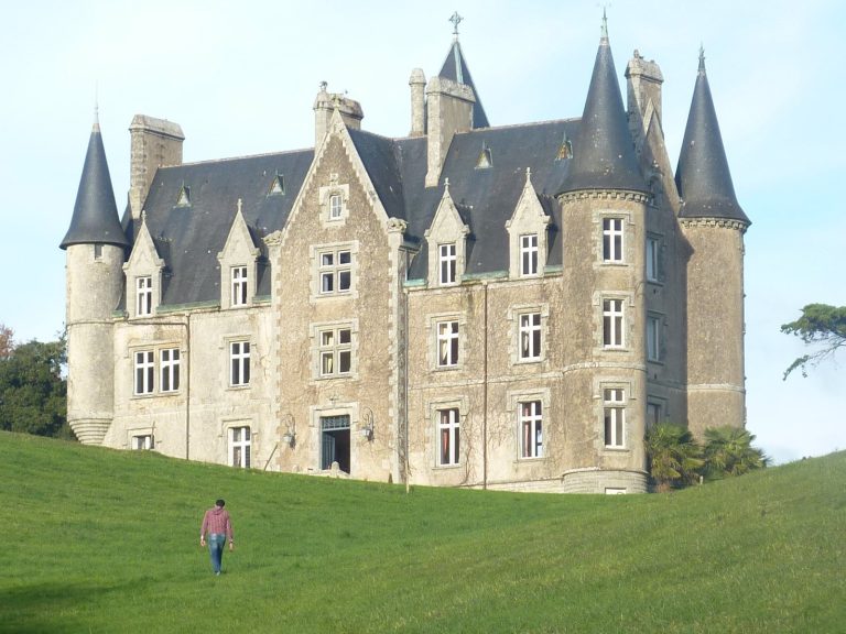 Kerambleiz Castle: A Neo-Gothic Residence in Plomelin