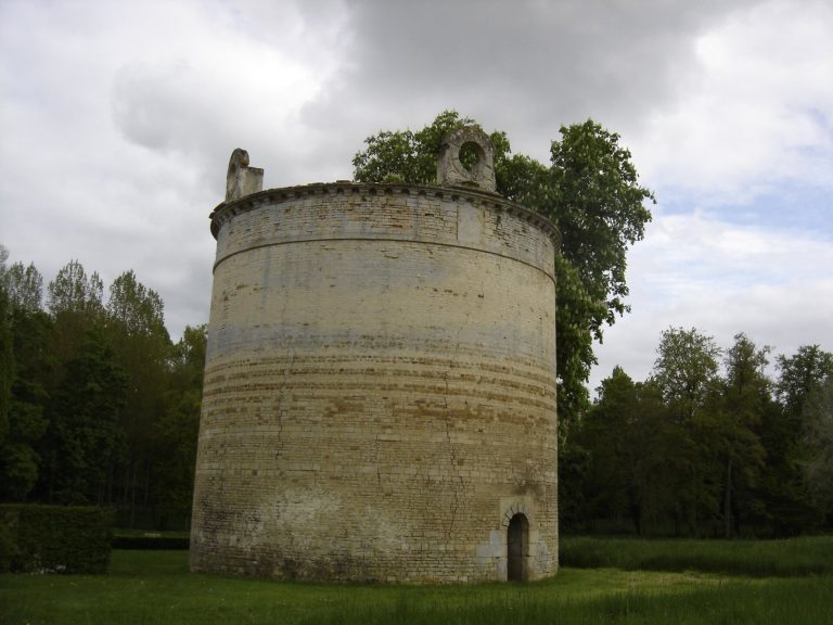 Château d’Outrelaize: A Historic Estate in Normandy, France