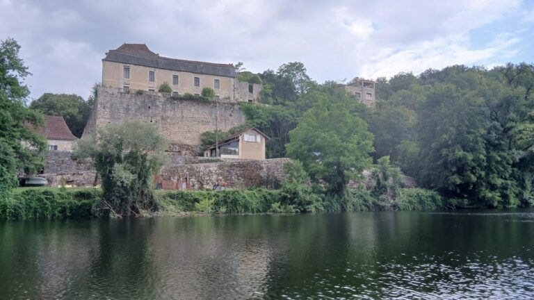 Château de Cadrieu: A fortified residence in the Lot valley, France