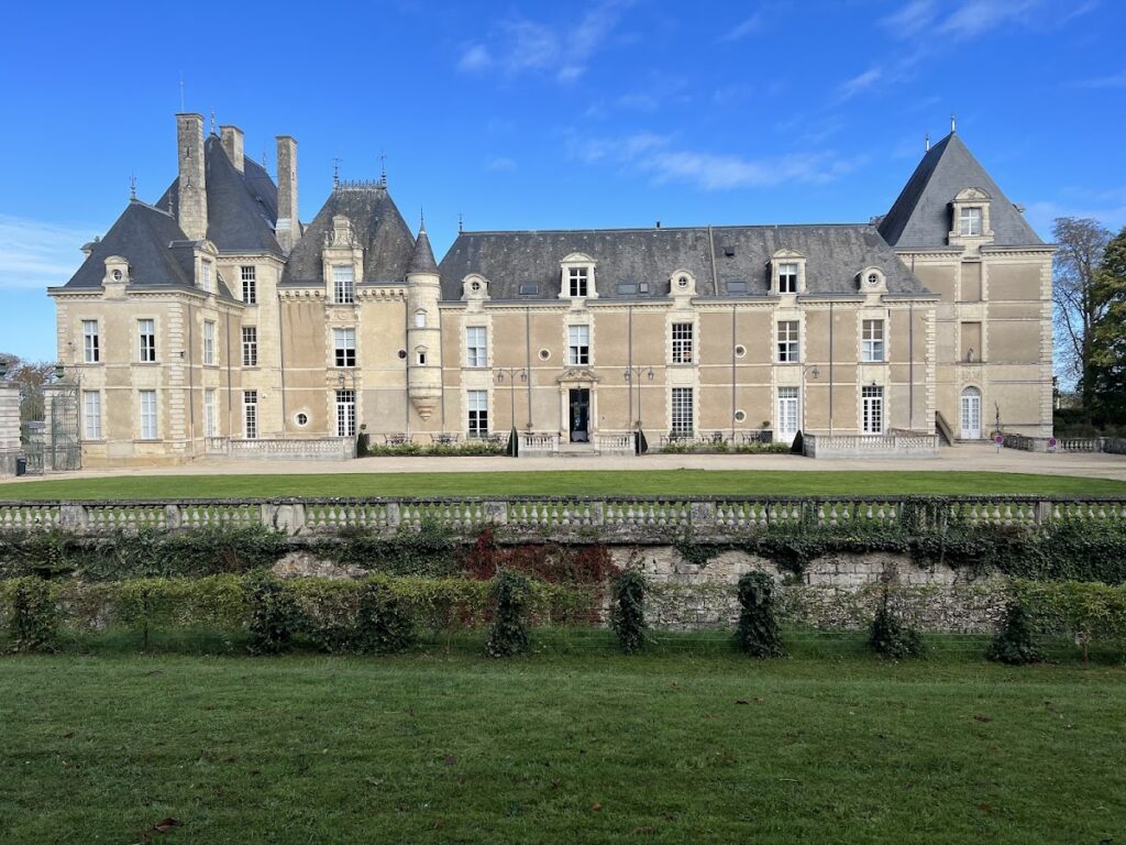 Jalesne Castle: A Historic Estate in Vernantes, France 1 château de Jalesne