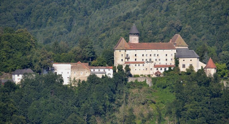 Schloss Rannariedl: A Fortified Danube Stronghold in Austria