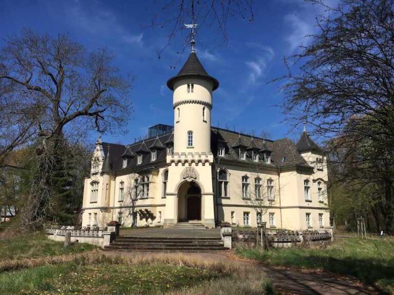 Schloss Hohenbocka: A Neo-Gothic Estate Castle in Germany