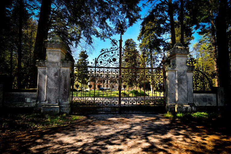 Palazzo di Podwilcze: A Neo-Gothic Palace in Poland