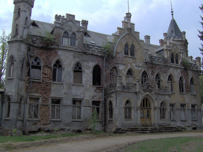 Palazzo di Podwilcze: A Neo-Gothic Palace in Poland