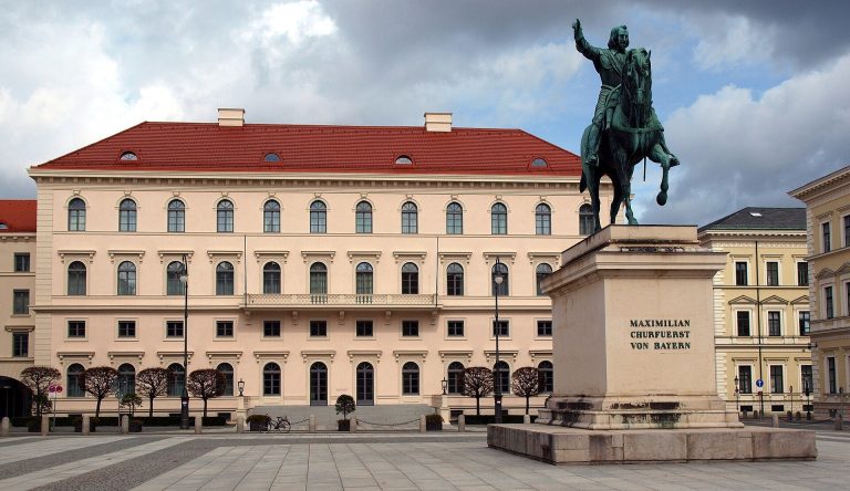 Palais Ludwig Ferdinand: An Urban Palace and Siemens Headquarters in Munich