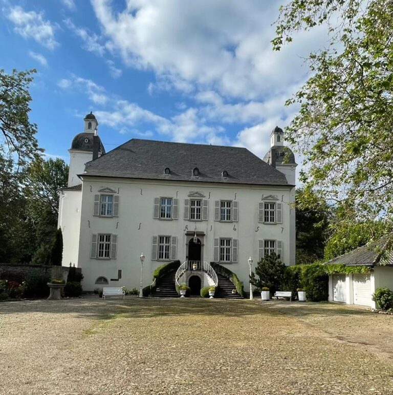 Schloss Lauersfort: A Moated Castle and Former Knightly Estate in Germany