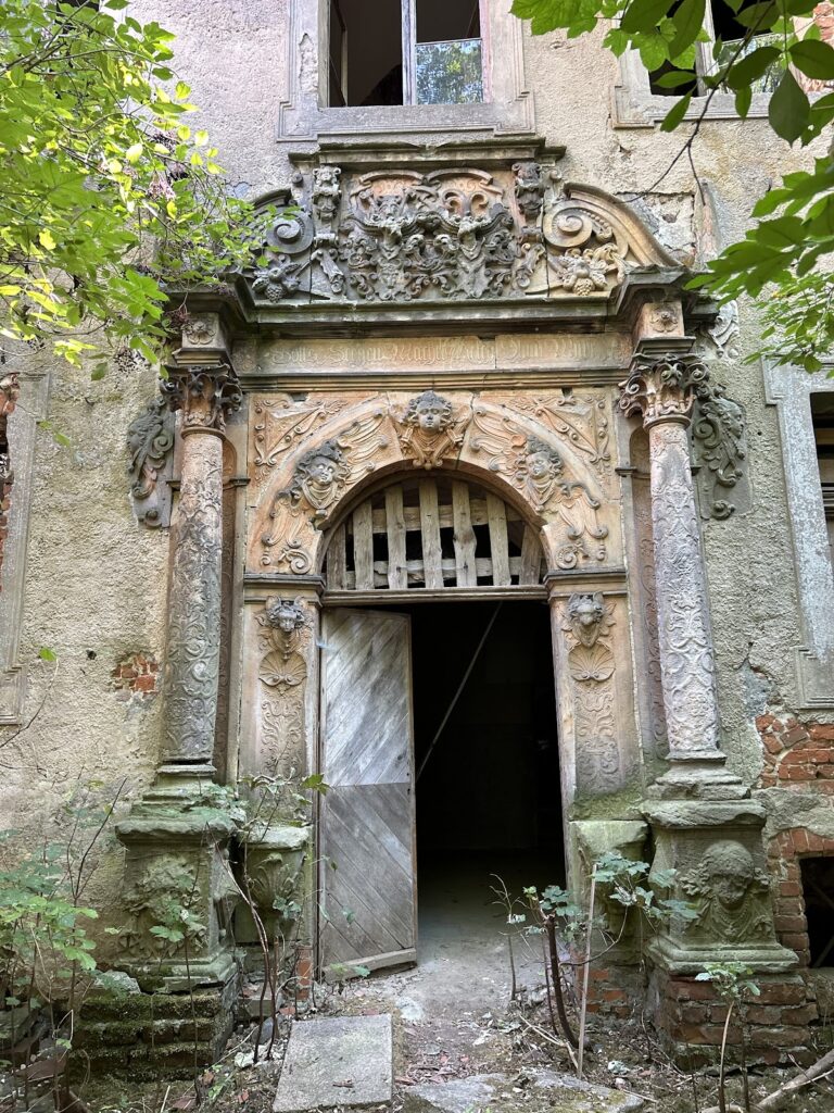 Palace in Osetno: Renaissance Castle and Historic Estate 3 Palace in Osetno