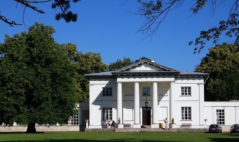 Glinka Palace in Szczawin: A Neoclassical Polish Estate