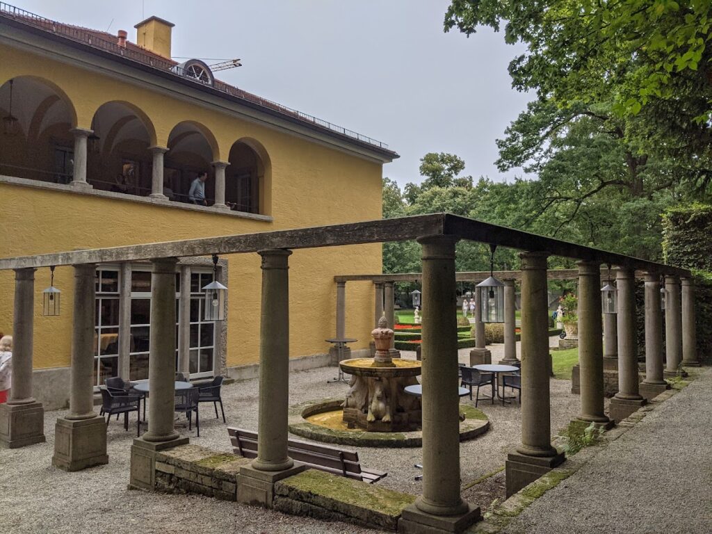 Castle Suresnes: An Eighteenth-Century Residence and Cultural Venue in Munich 2 Castle Suresnes